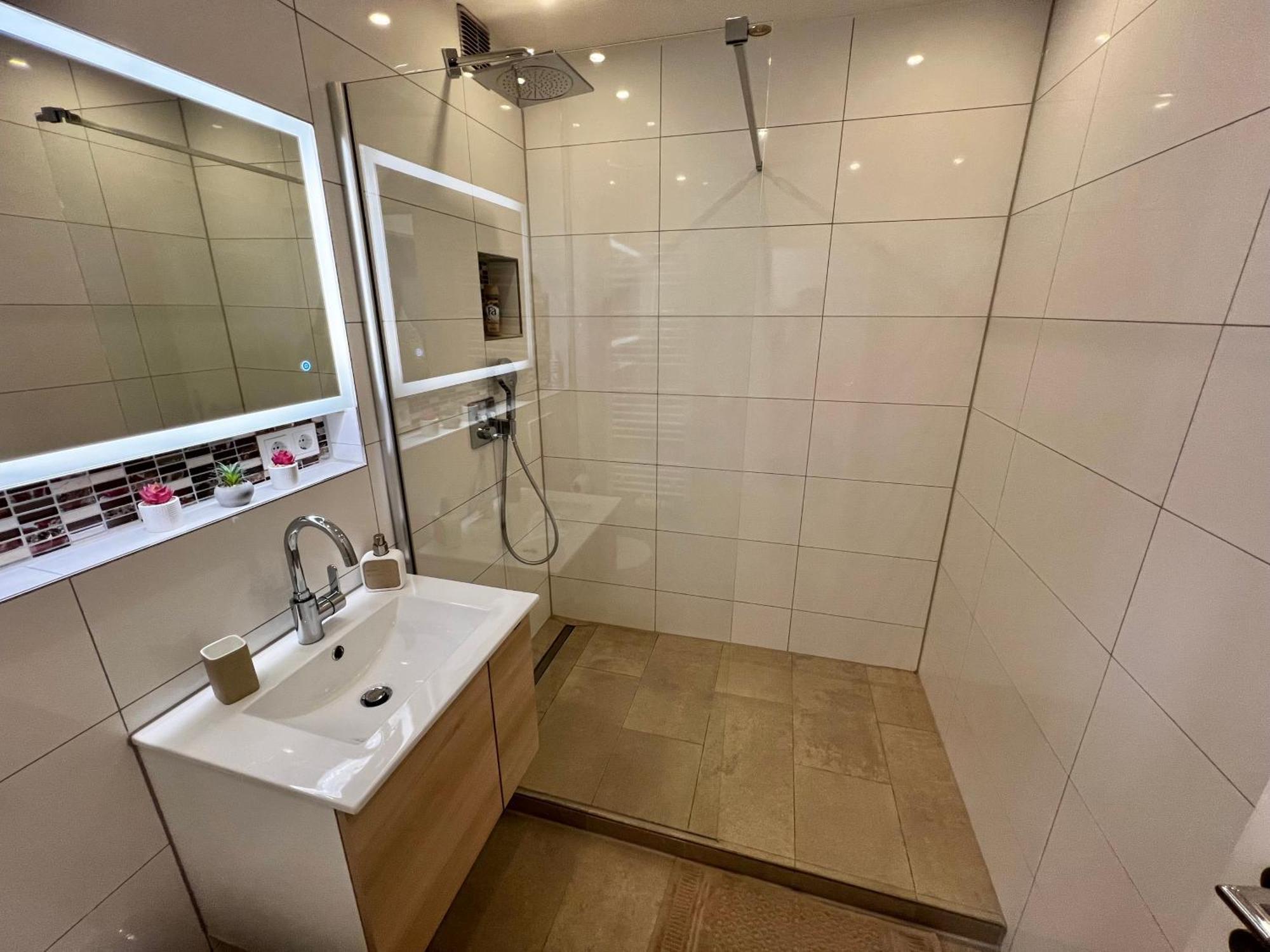 Lilis Apartment Mit Balkon Аугсбург Екстериор снимка